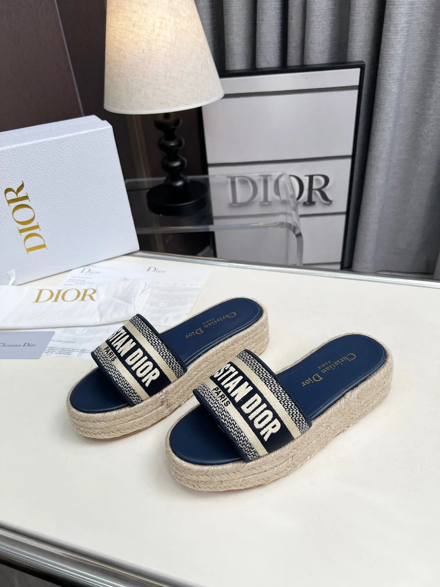 👟👟Ex-factory price 420👟👟 Dior's new spring and summer IVIETA DWAY jelly-colored flat-soled one-slip women's shoes with CD letter logo three-dimensional embroidery thick-soled round-toe open-toe slippers. The original version is developed to be the top version on the market. It feels soft and delicate on the feet and is extremely comfortable. Material: Upper imported raffia electric embroidery high-temperature water-soluble cotton technical fabric + water-dyed cowhide foot pad lining + original consistent combination outsole Outsole: original outsole Size: 35-42 (40.41.42 custom-made, non-refundable and non-exchangeable)